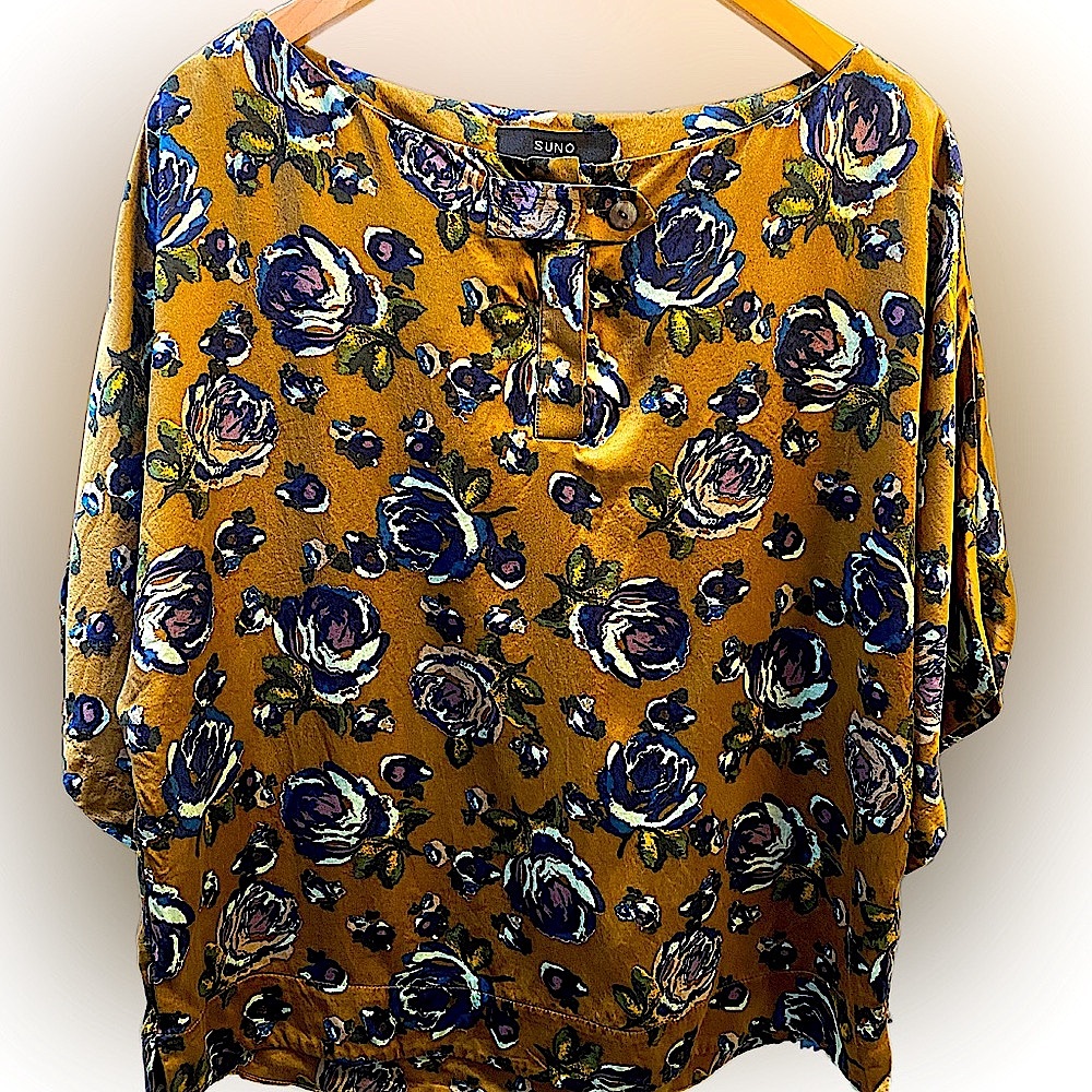SUNO silk peony boat neck top size large